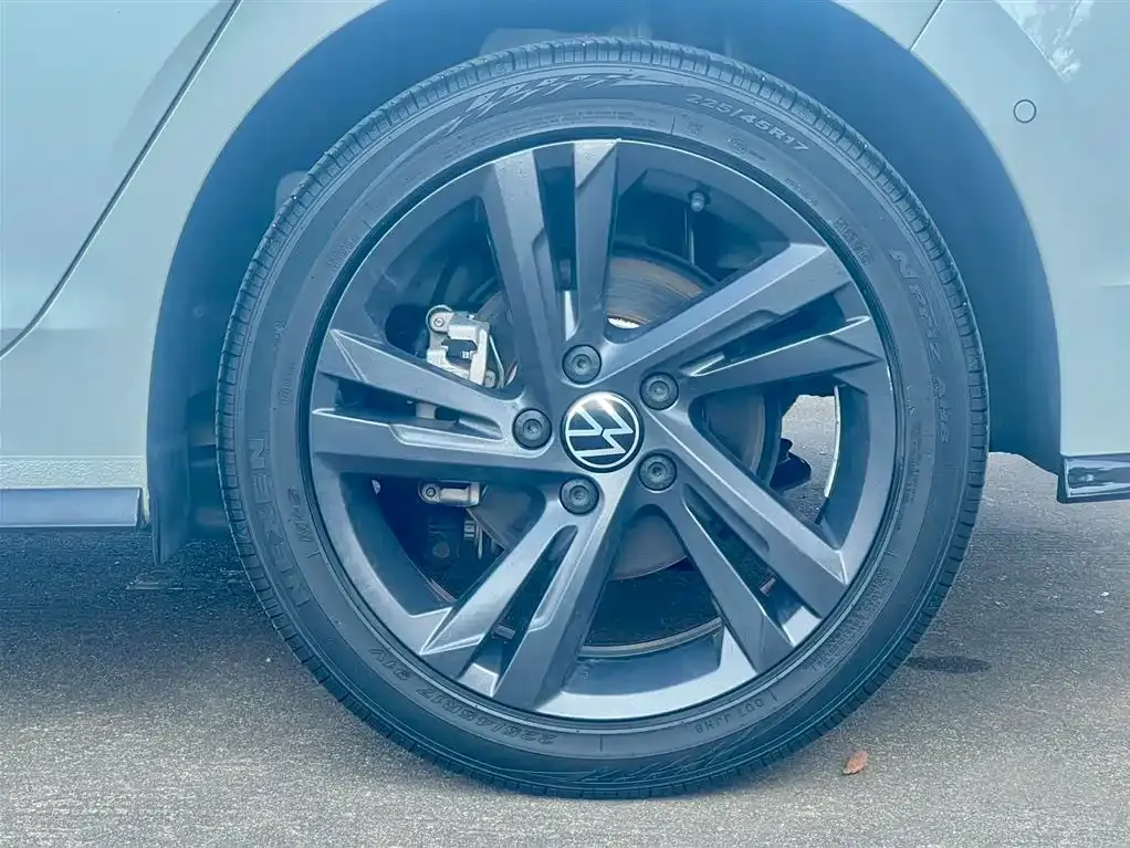 Volkswagen Golf 2023 из CN, фото 10