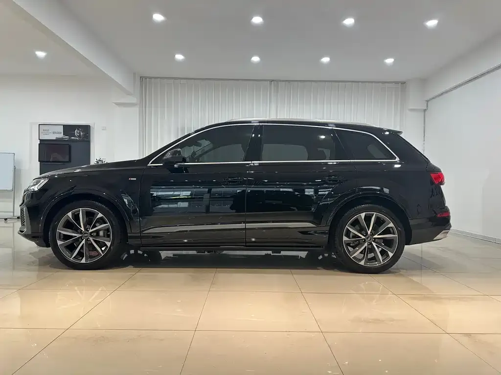 Audi Q7 2023 из CN, фото 7