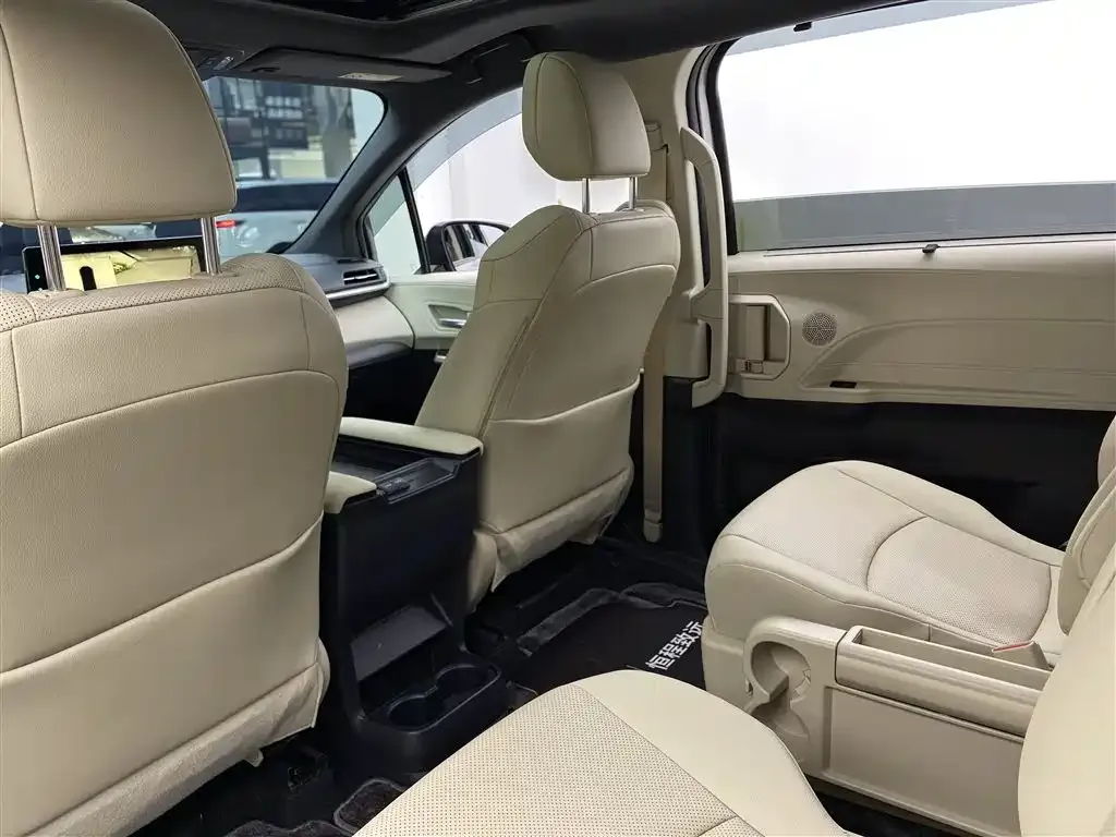 Toyota Sienna 2022 из CN, фото 10
