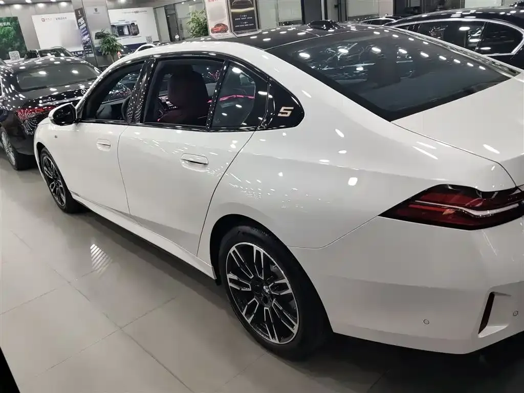 BMW 5 Series 2024 из CN, фото 4