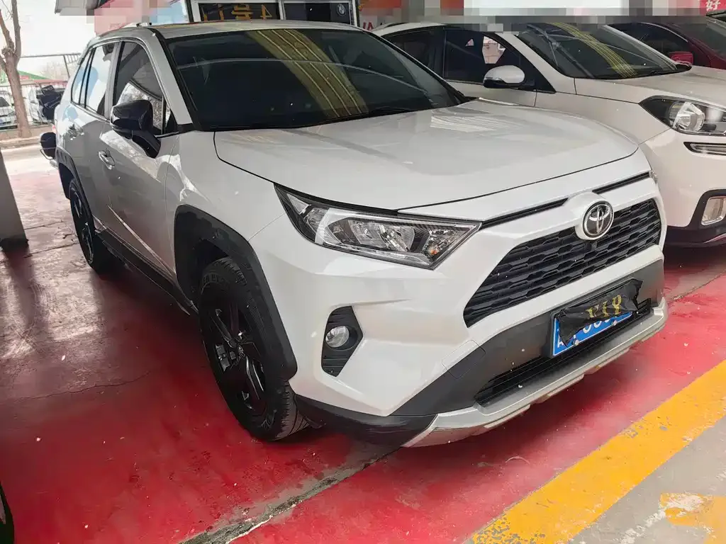Toyota RAV4 2023 из CN, фото 2