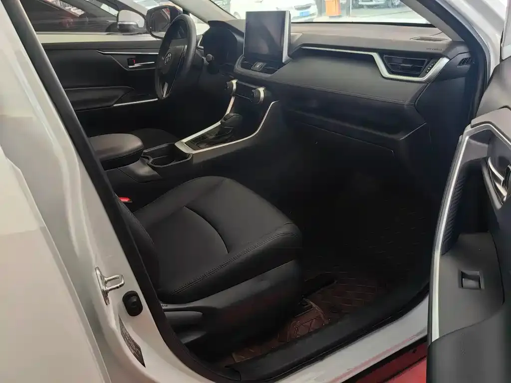 Toyota RAV4 2023 из CN, фото 3