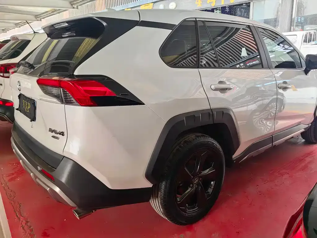 Toyota RAV4 2023 из CN, фото 4