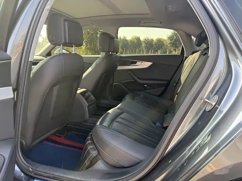 Audi A4L 2021 из CN, фото 4