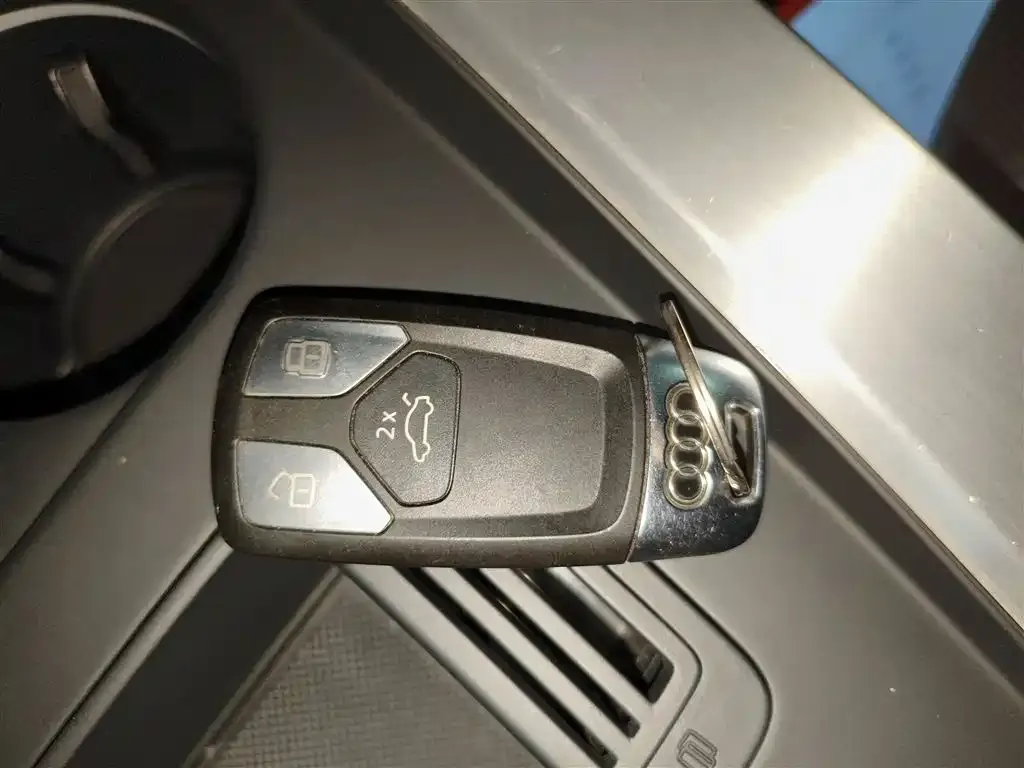 Audi A4L 2024 из CN, фото 2