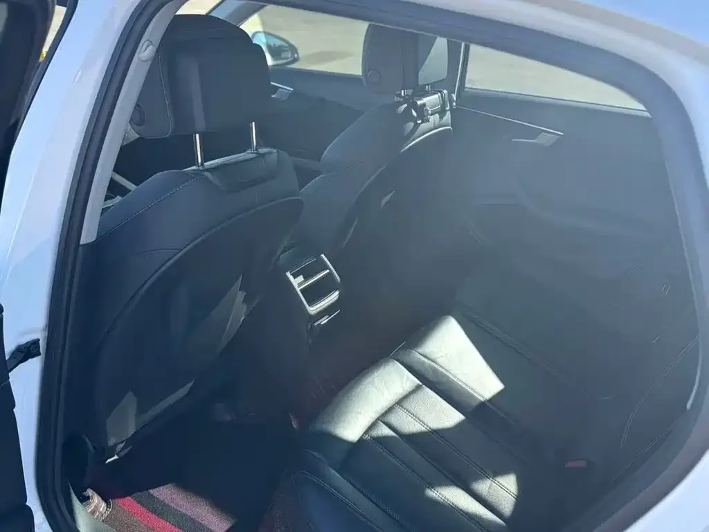 Audi A4L 2021 из CN, фото 7