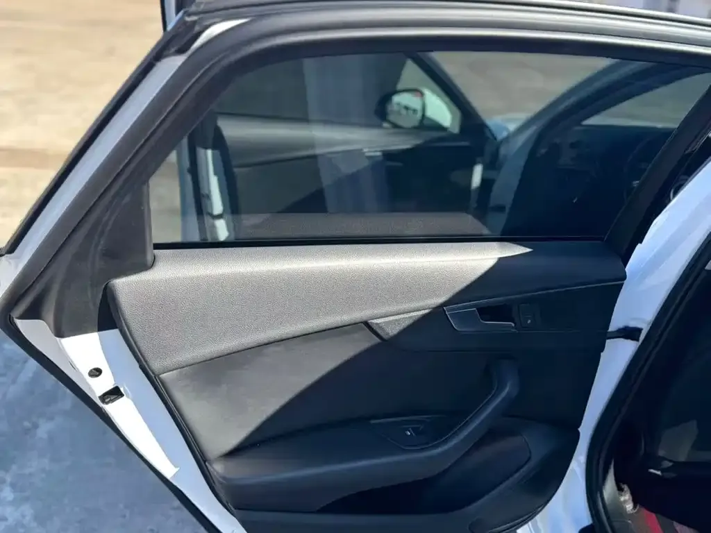 Audi A4L 2021 из CN, фото 2