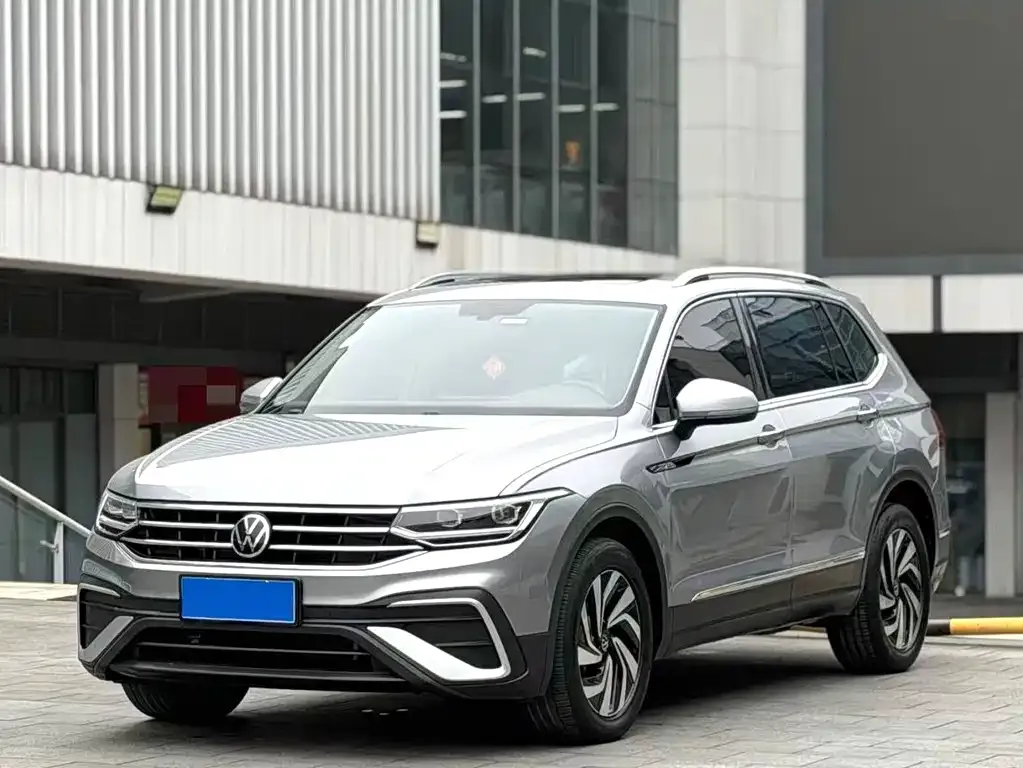 Volkswagen Tiguan L — фото 1