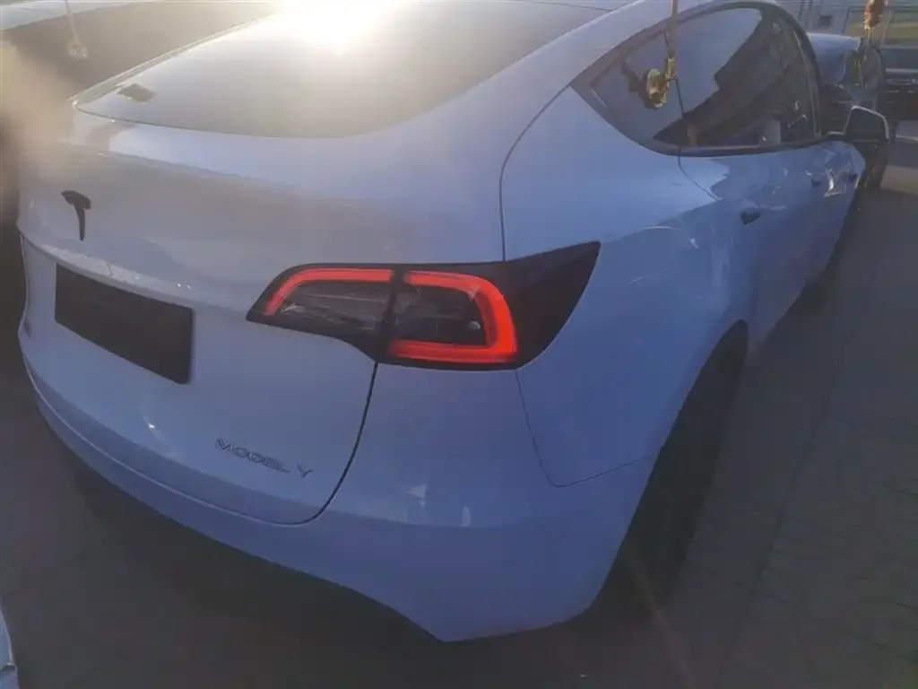 Tesla Model Y — фото 8