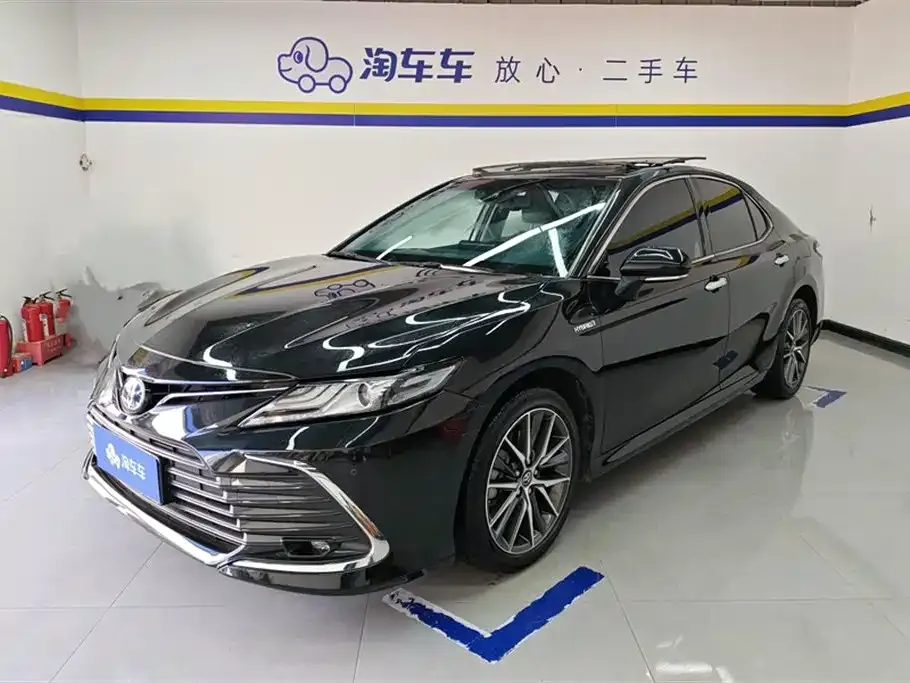 Toyota Camry — фото 1