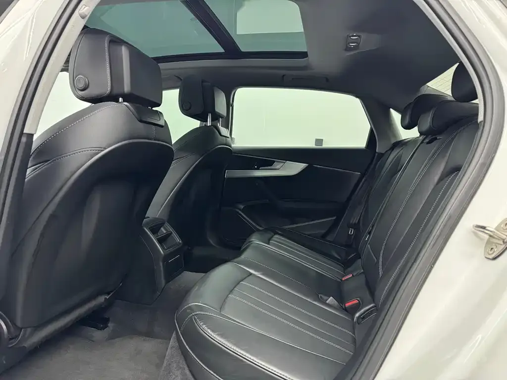 Audi A4L 2023 из CN, фото 3