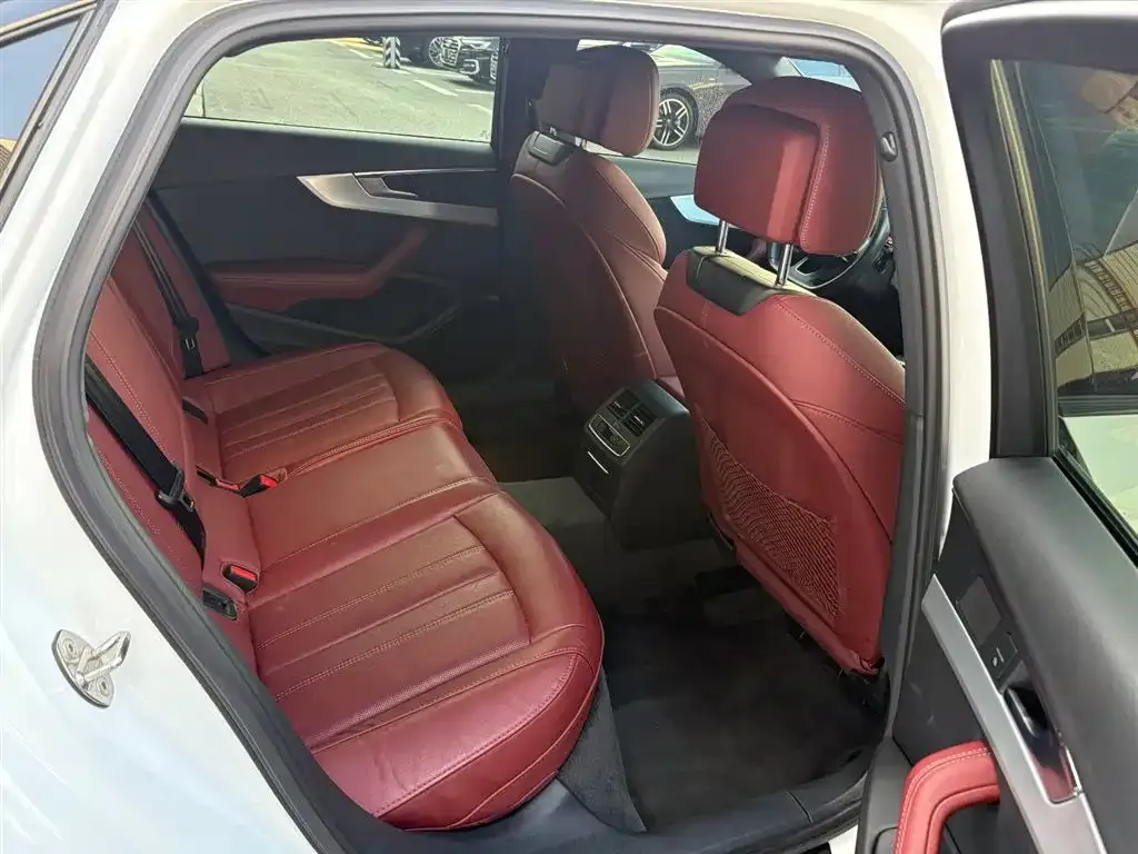 Audi A4L 2022 из CN, фото 6