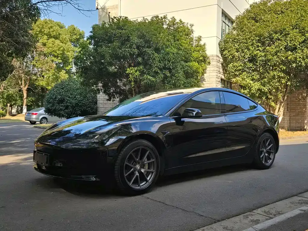 Tesla Model 3 — фото 1