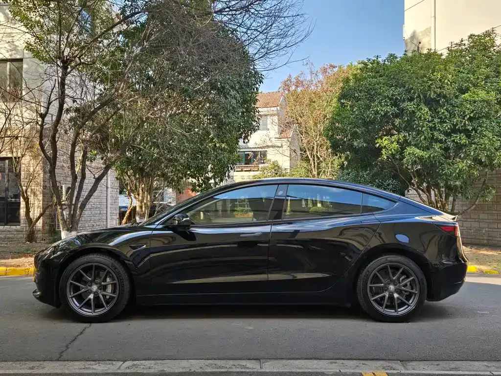 Tesla Model 3 — фото 8
