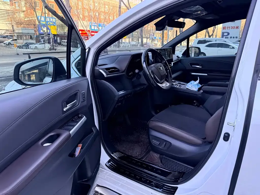 Toyota Granvia 2025 из CN, фото 2