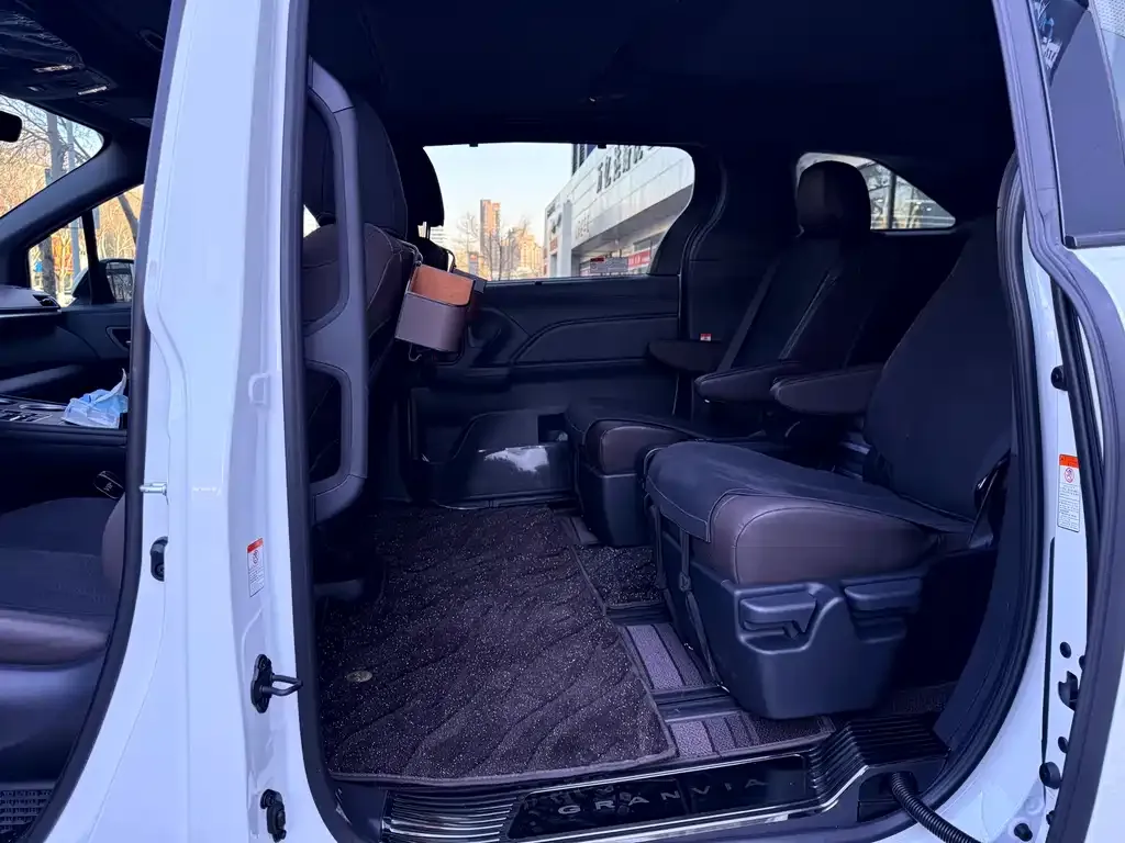 Toyota Granvia 2025 из CN, фото 4