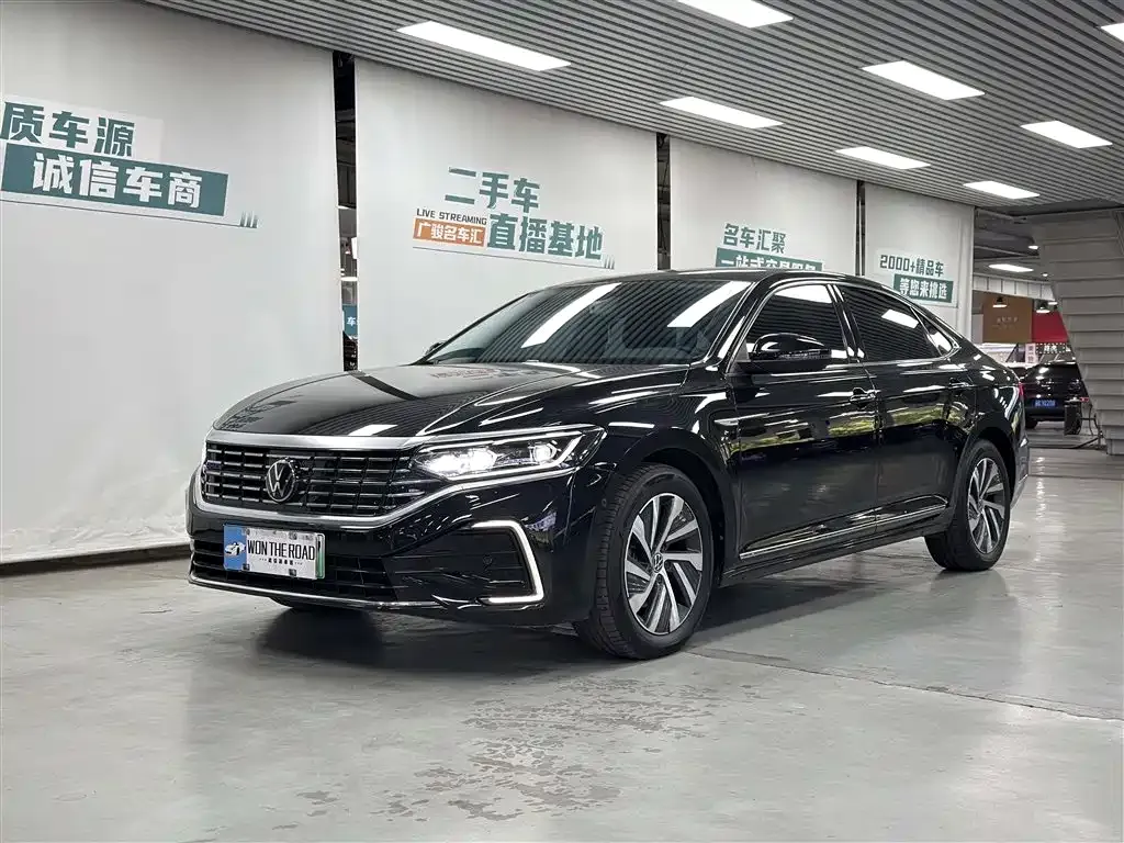 Volkswagen Passat New Energy — фото 1