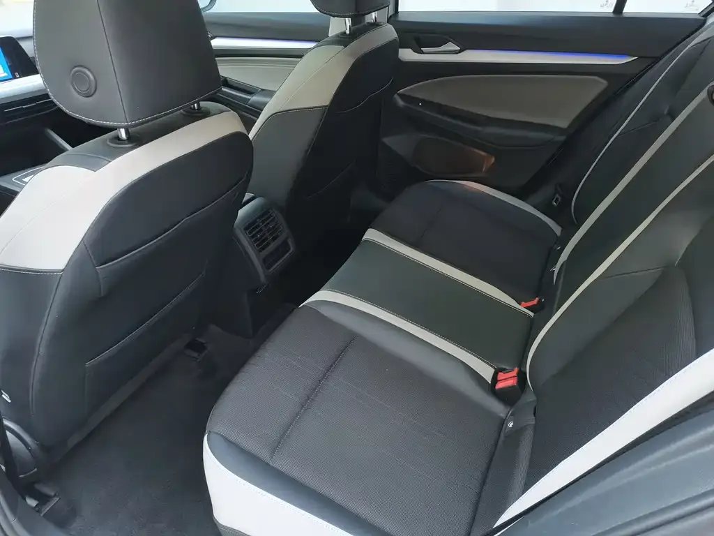Volkswagen Golf 2023 из CN, фото 8