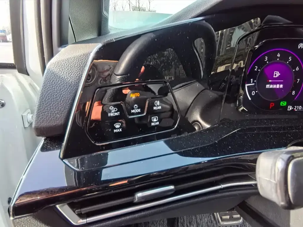 Volkswagen Golf 2023 из CN, фото 2