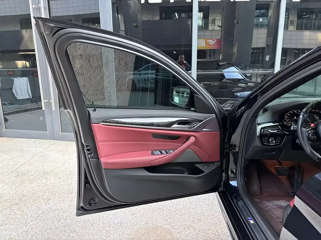 BMW 5 Series 2023 из CN, фото 7