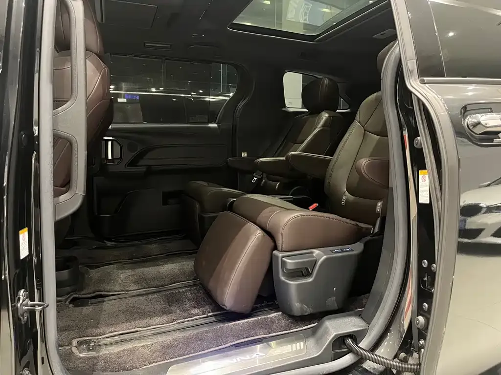 Toyota Sienna 2022 из CN, фото 3