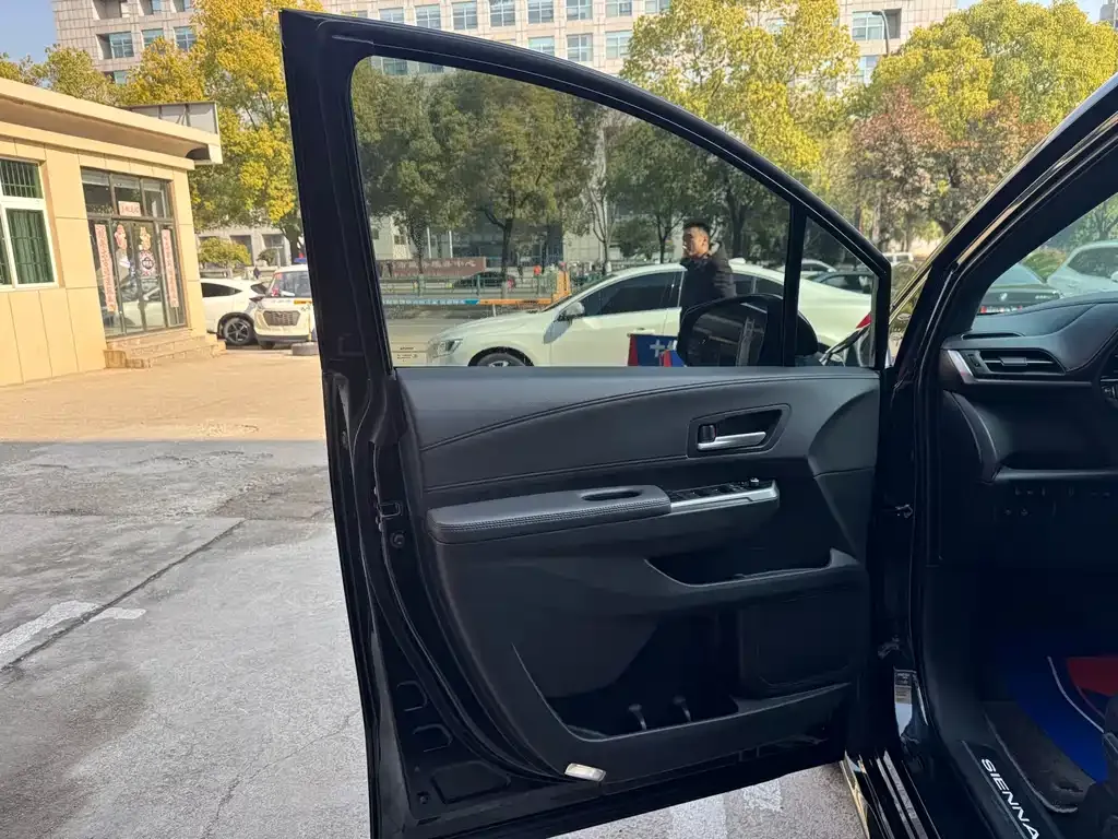 Toyota Sienna 2023 из CN, фото 7