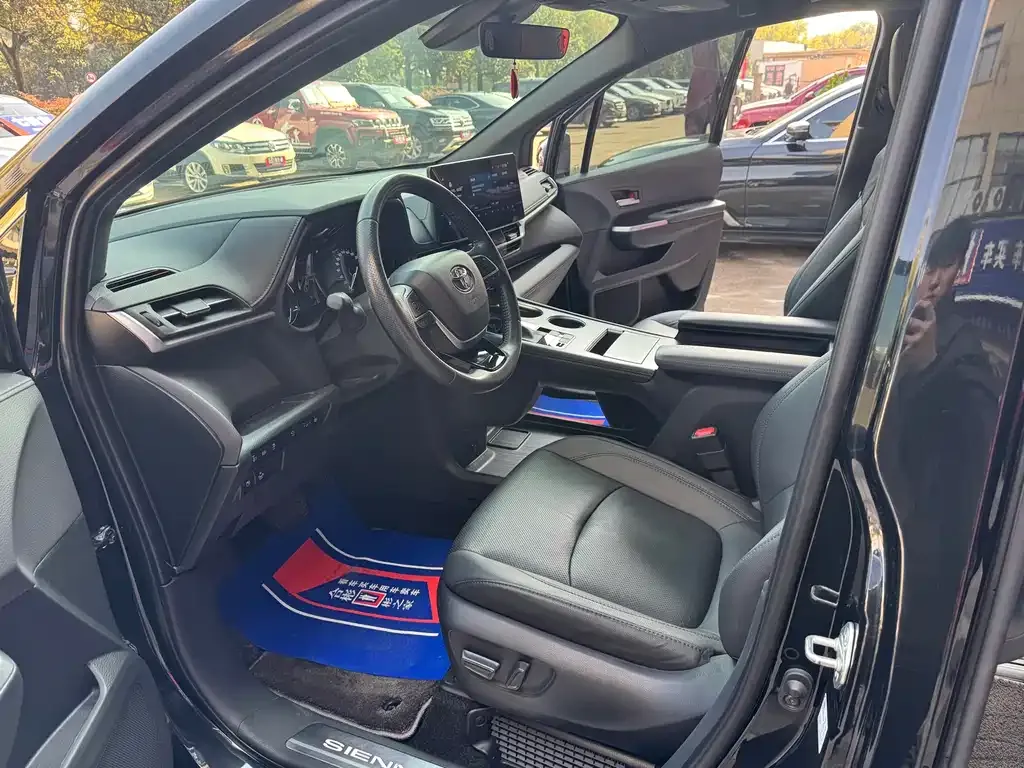 Toyota Sienna 2023 из CN, фото 3