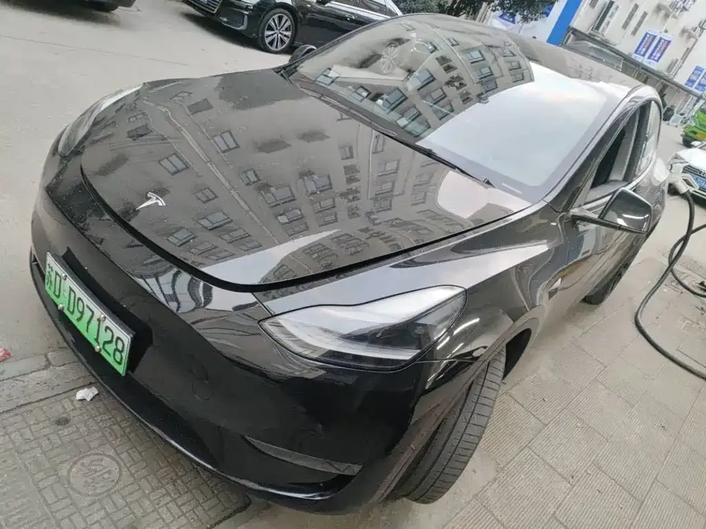 Tesla Model Y — фото 1