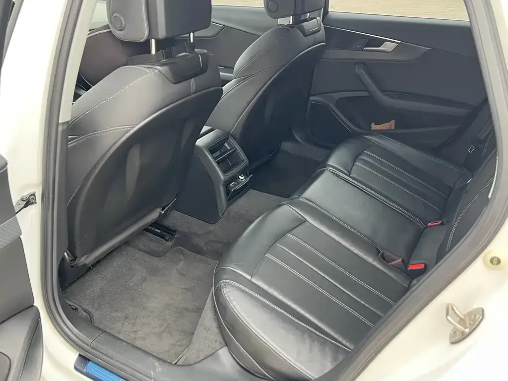 Audi A4L 2023 из CN, фото 9