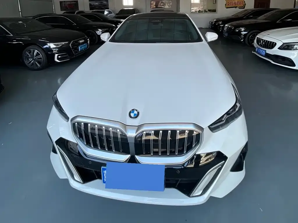 BMW 5 Series — фото 1