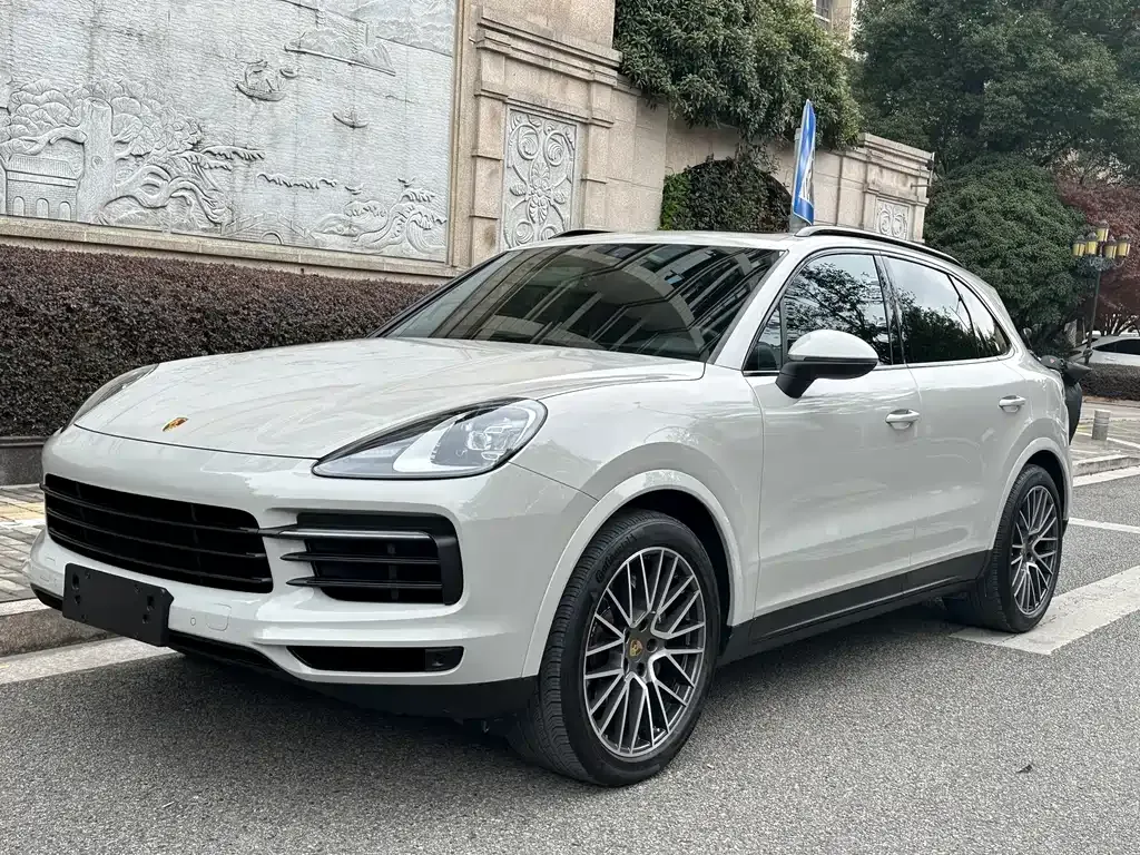 Porsche Cayenne — фото 1