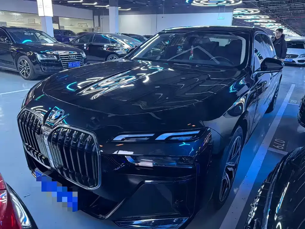 BMW 7 Series 2023 из CN, фото 1