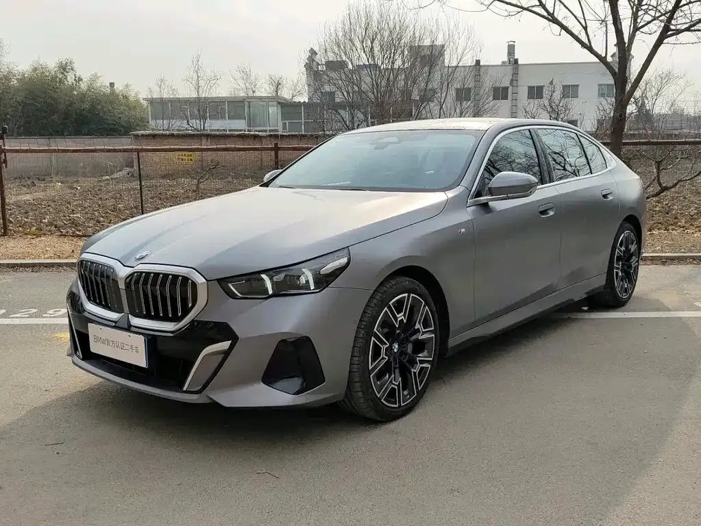 BMW 5 Series — фото 1