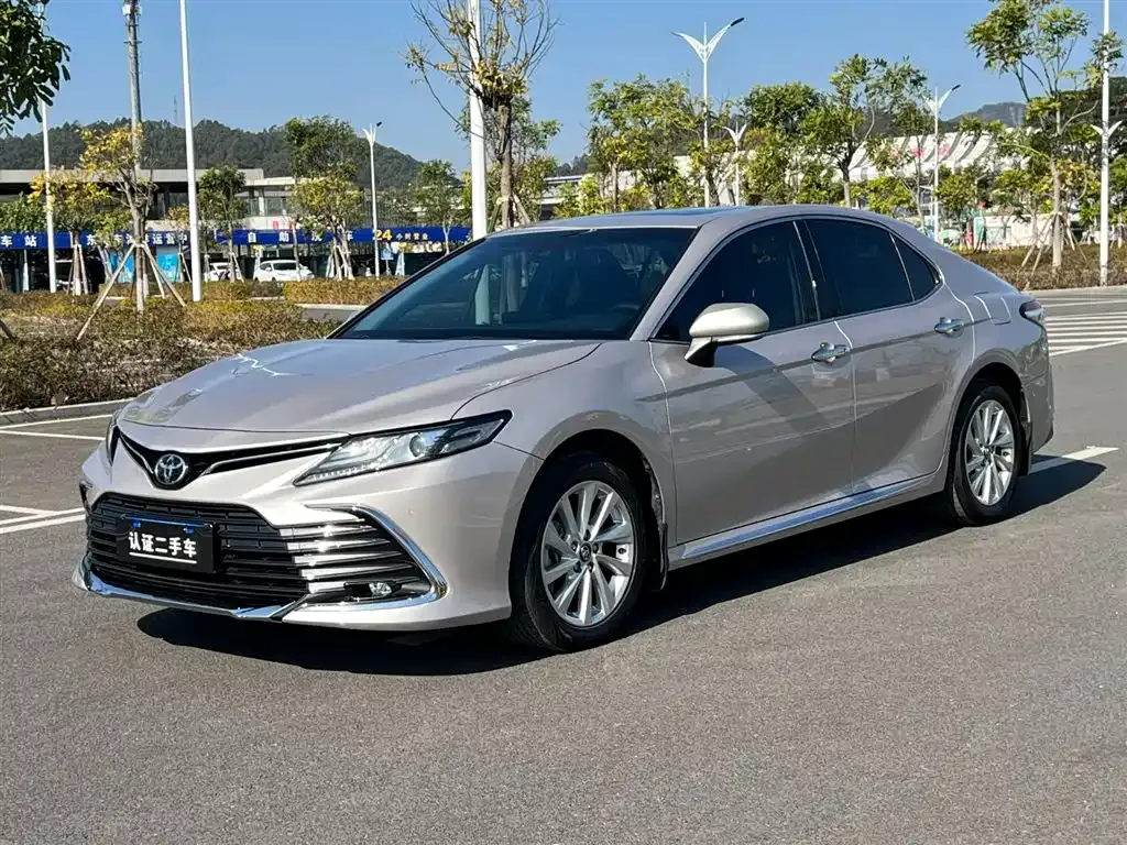 Toyota Camry — фото 1