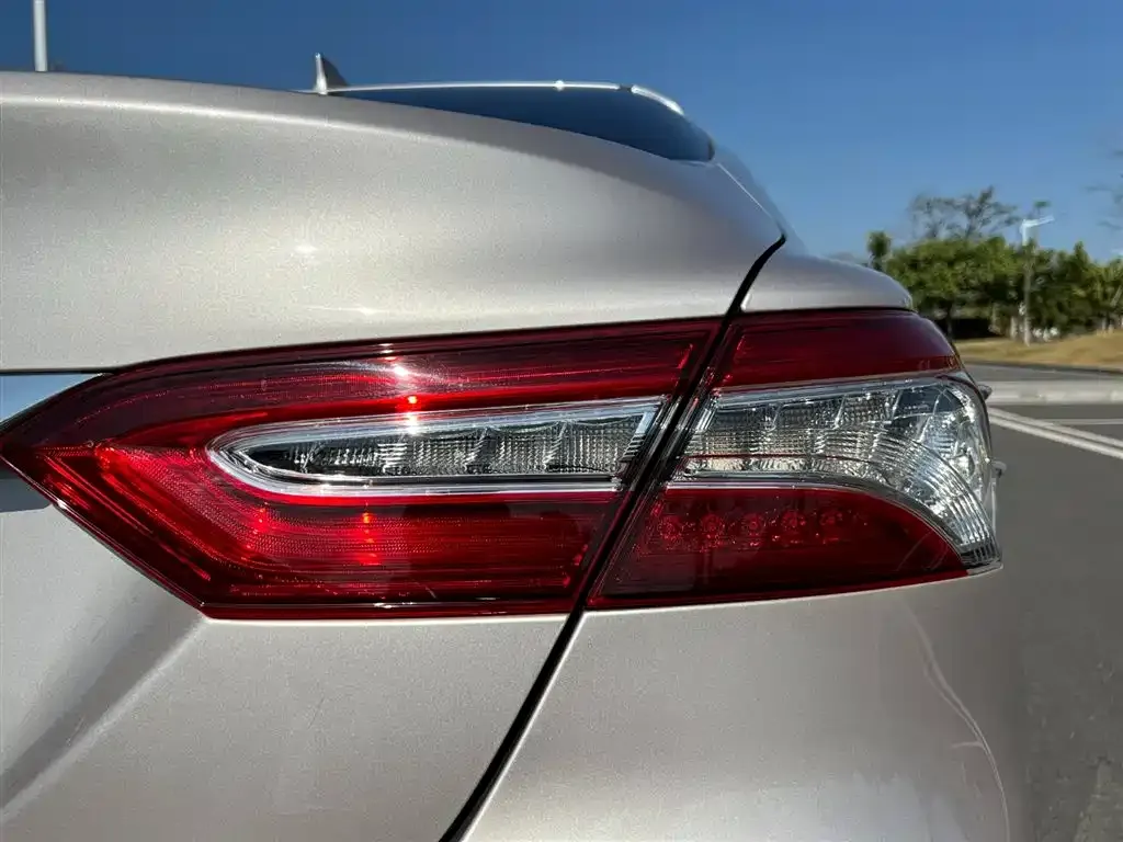 Toyota Camry — фото 2