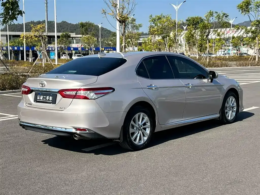 Toyota Camry — фото 4