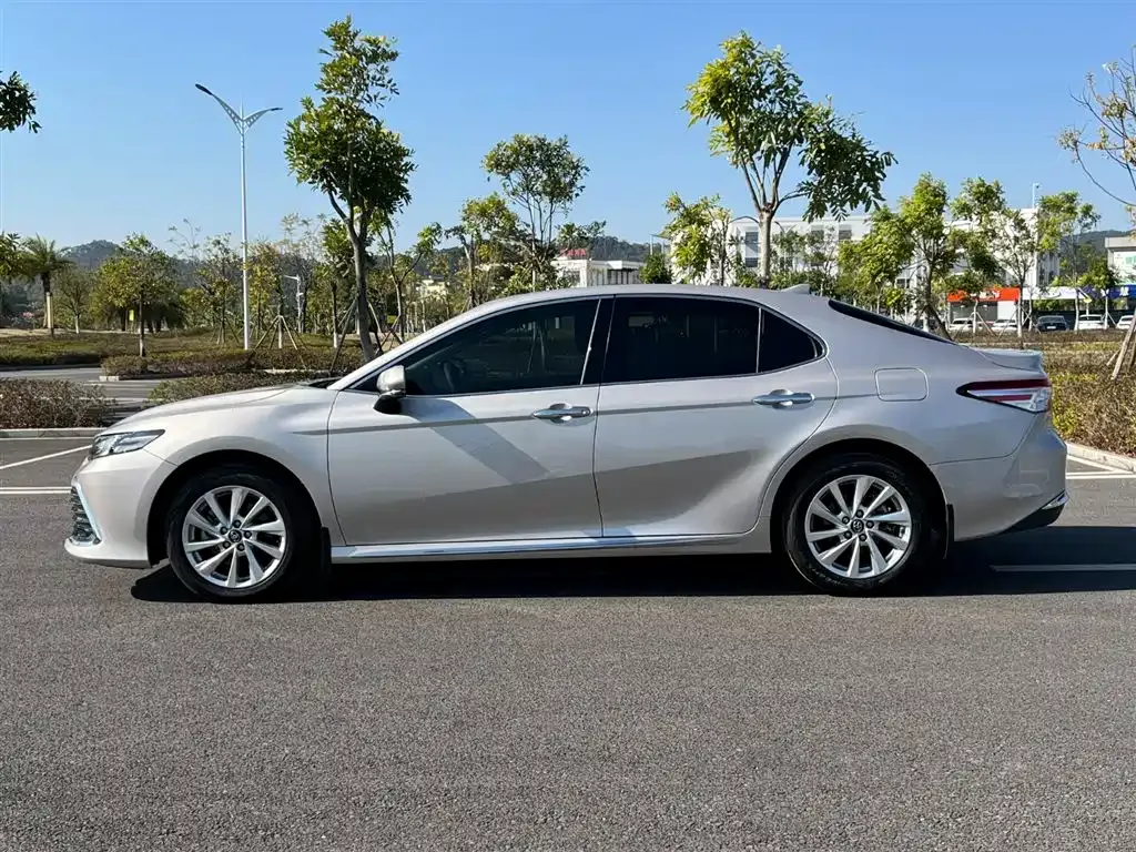 Toyota Camry — фото 8