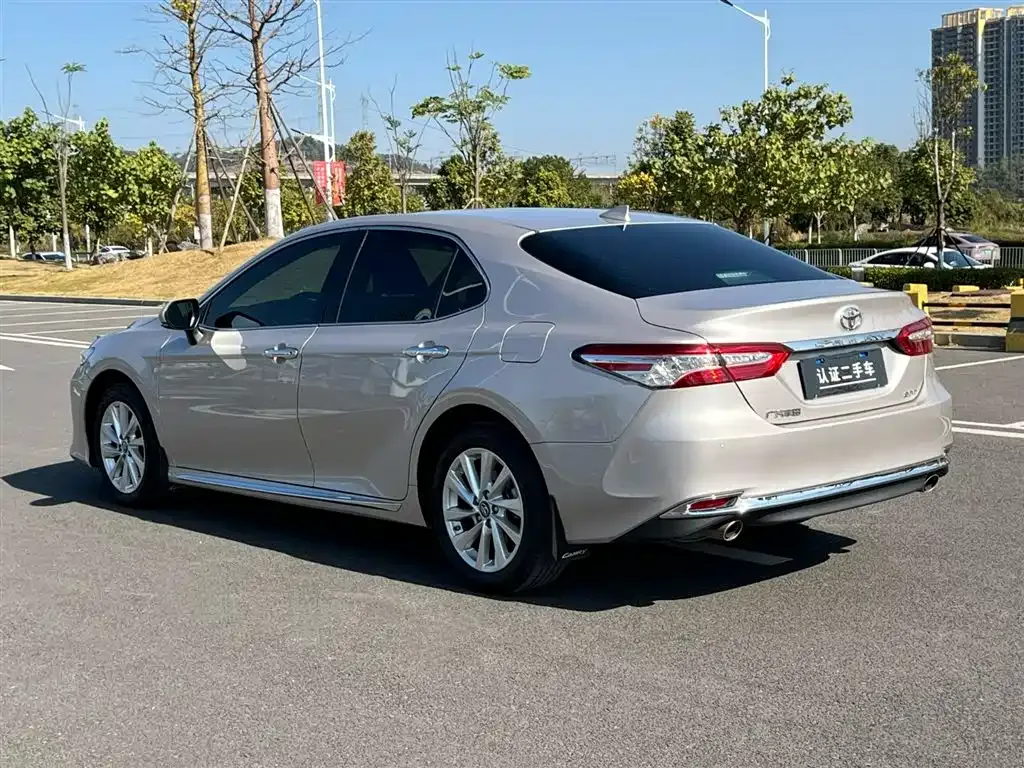 Toyota Camry — фото 10