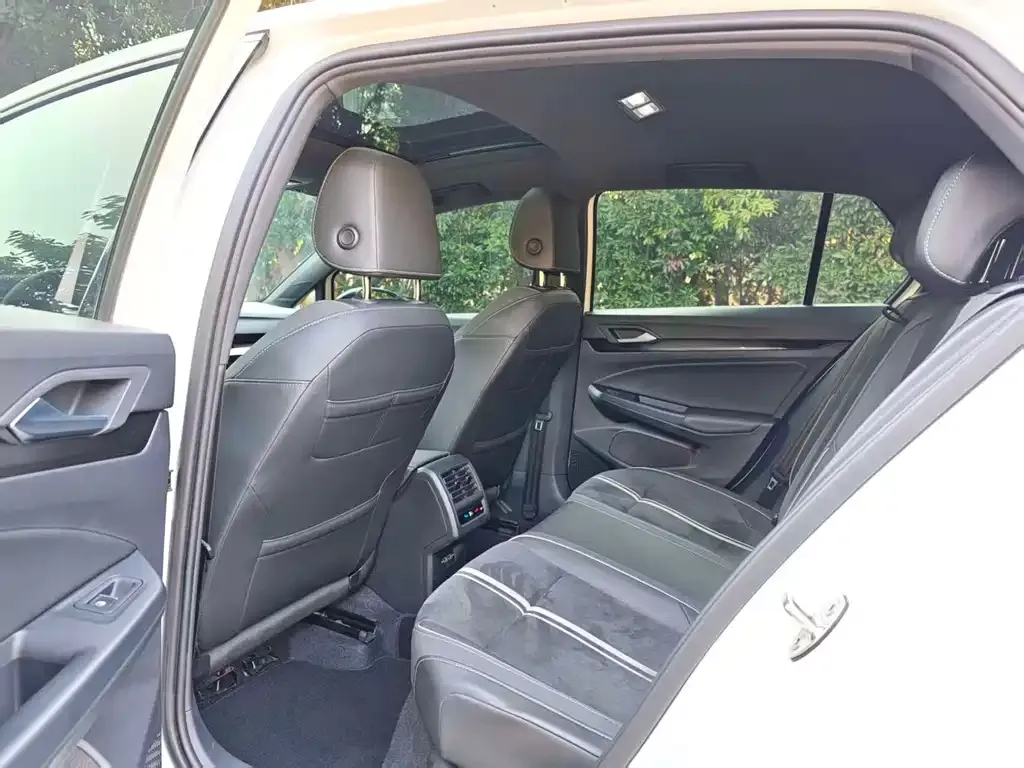 Volkswagen Golf 2023 из CN, фото 4