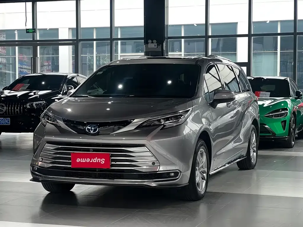 Toyota Sienna — фото 1