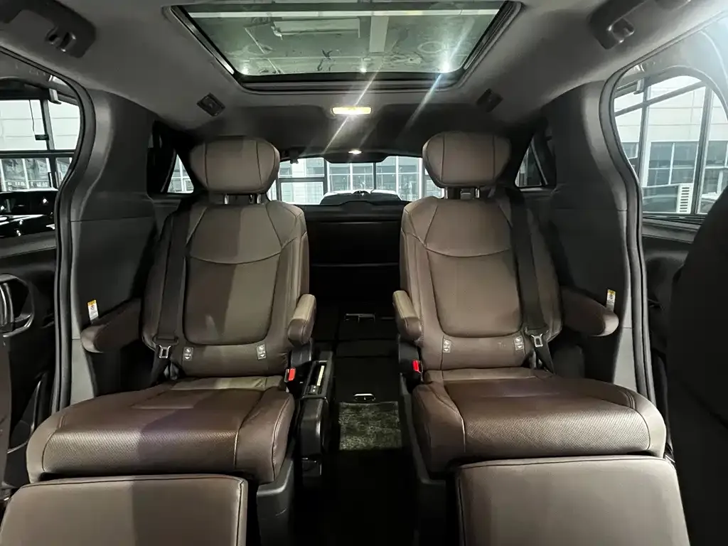 Toyota Sienna — фото 5