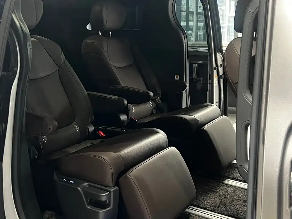 Toyota Sienna — фото 7