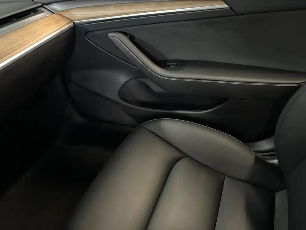 Tesla Model 3 — фото 10