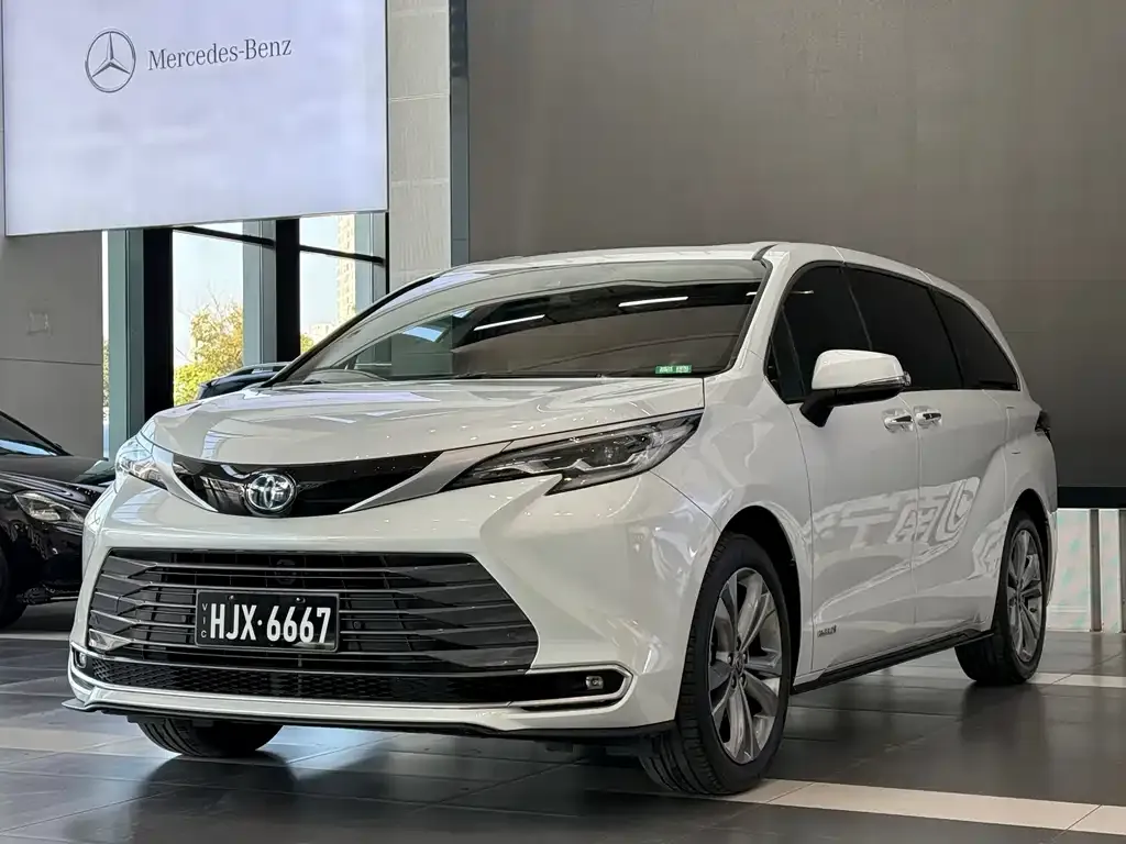 Toyota Sienna — фото 1