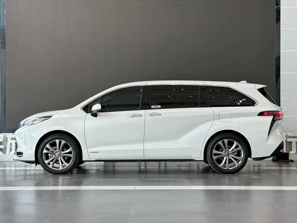 Toyota Sienna — фото 3