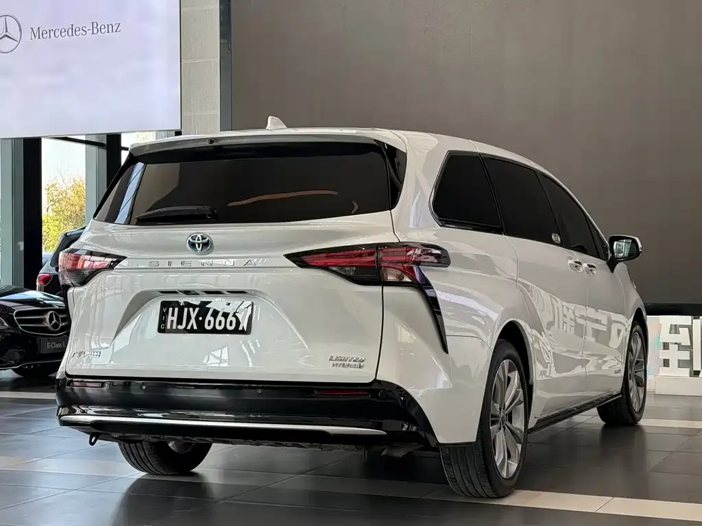 Toyota Sienna — фото 7