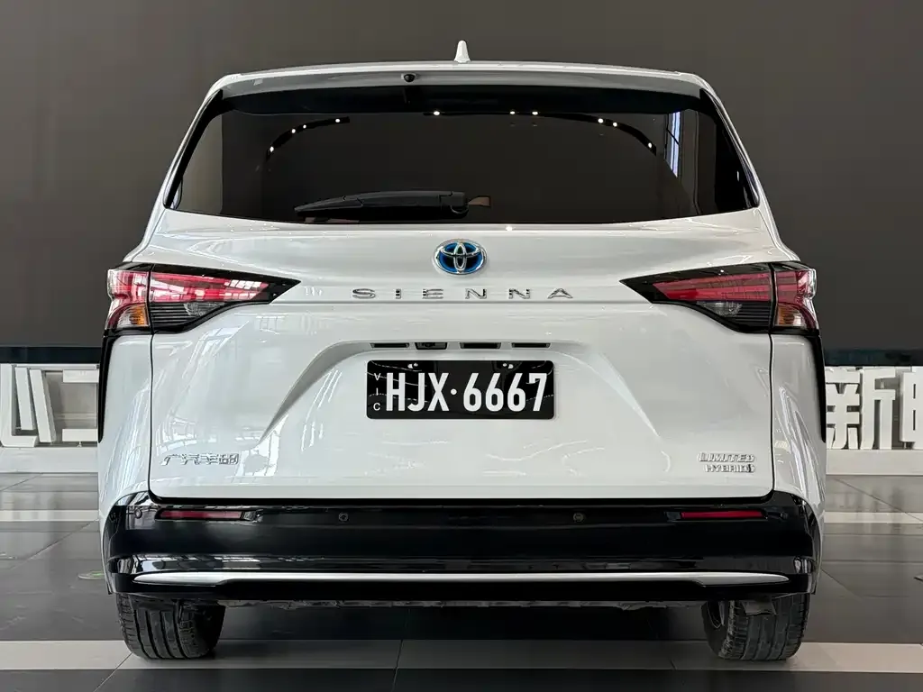 Toyota Sienna — фото 8
