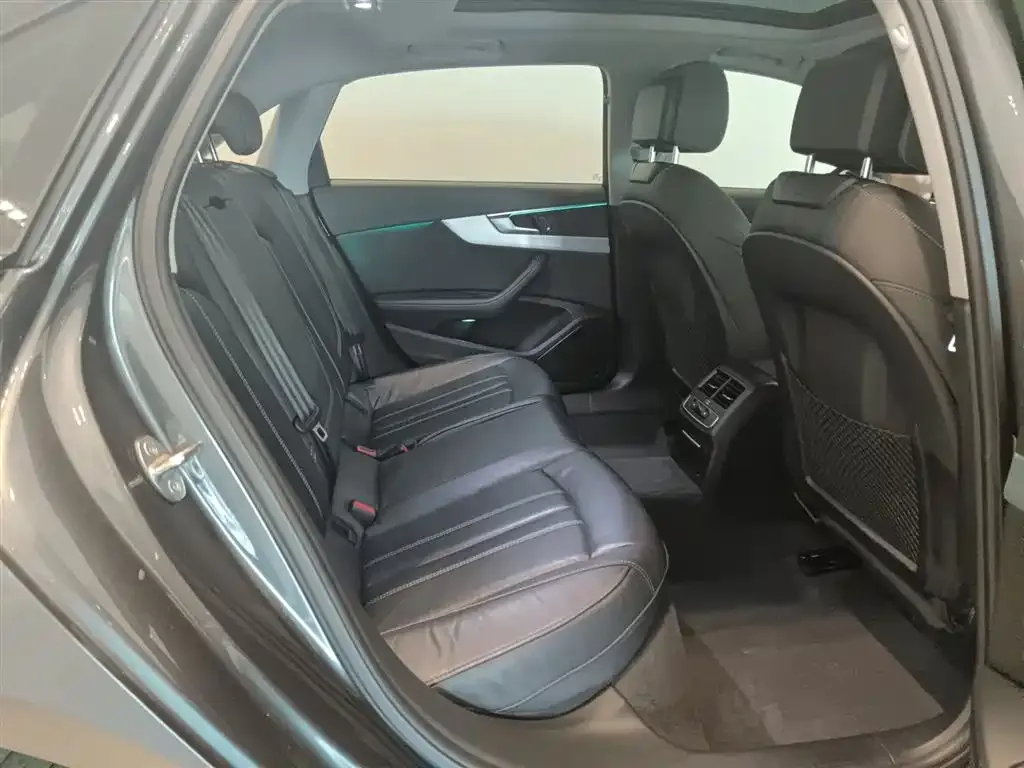 Audi A4L 2022 из CN, фото 9