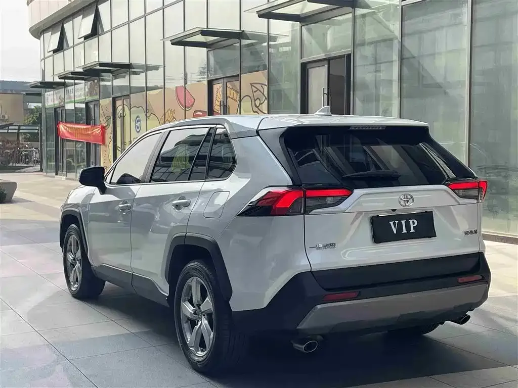 Toyota RAV4 — фото 9