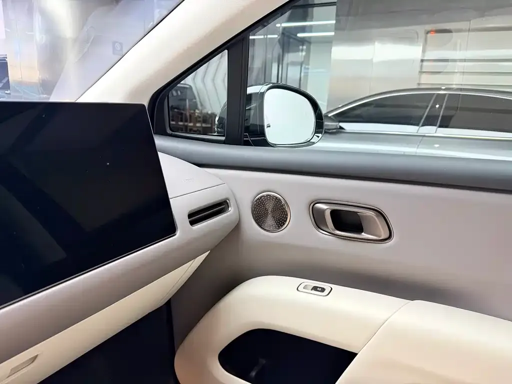 Li Auto i8 — фото 4